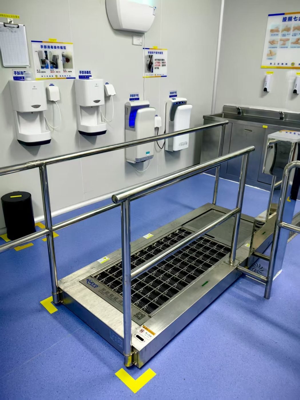 Gowning station — hand sanitising, drying and sole cleaning in one flow